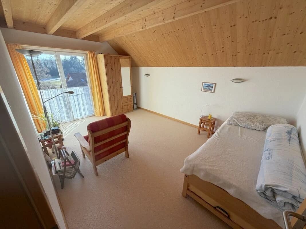 Einfamilienhaus mit separatem Eingang und Büro mit Toilette.