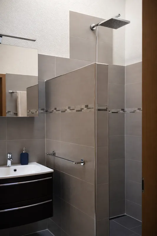 Dachwohnung mit Galerie & 4.4 % Rendite