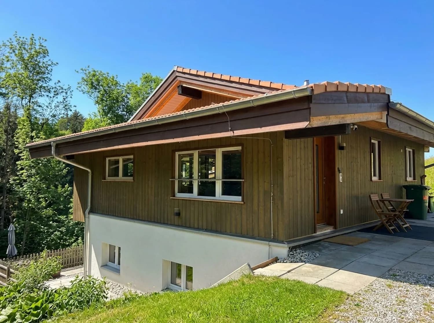 Exklusive Alleinlage mit grossem Umschwung in Goldiwil  sonnig & absolut privat