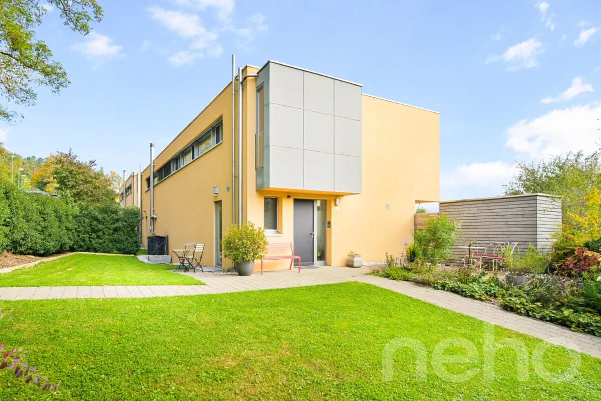 Stilvolle Doppelhaushälfte mit Garten und Weitblick in Reinach