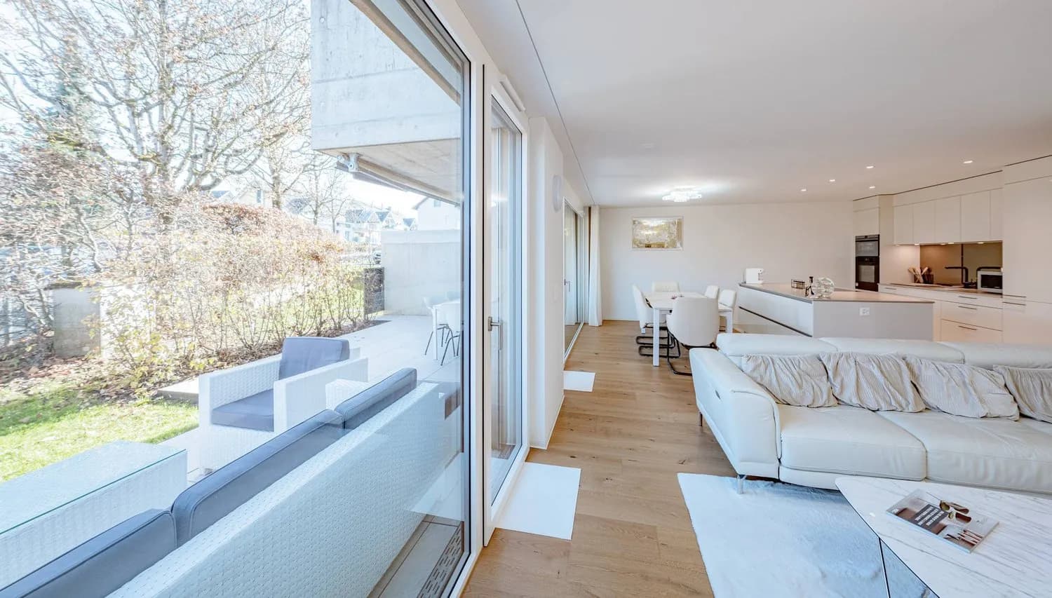 SCHLAUE UND NEUWERTIGE GARTENWOHNUNG