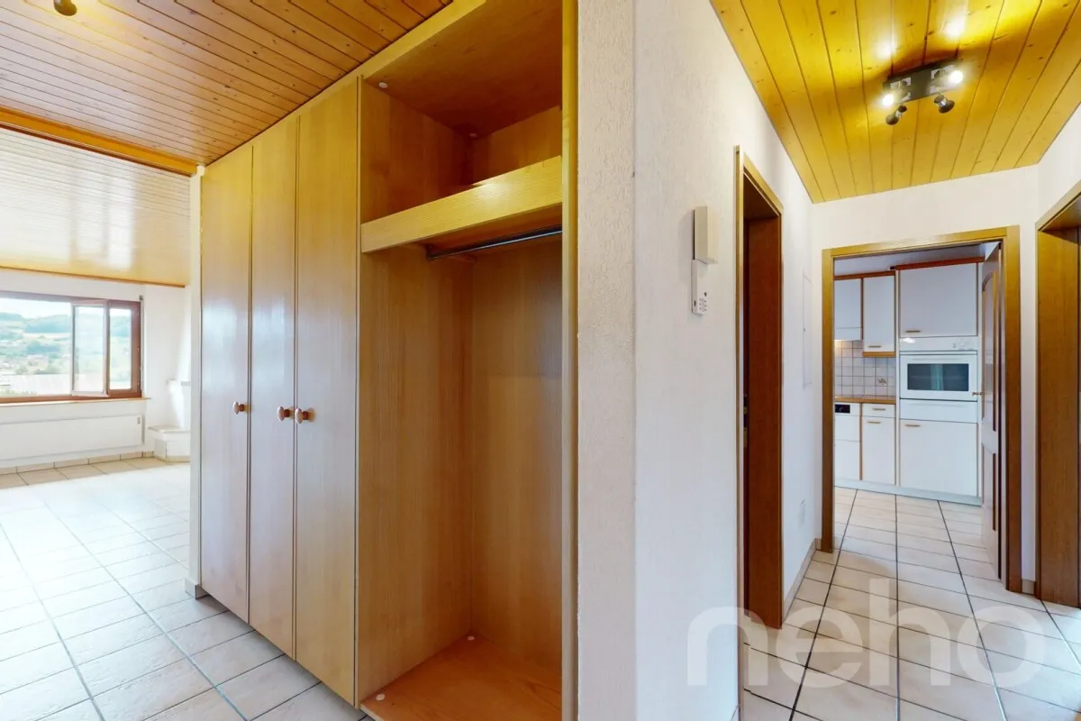 Helle 4.5-Zi.-Wohnung mit Aussicht, Cheminée und zwei Parkplätzen