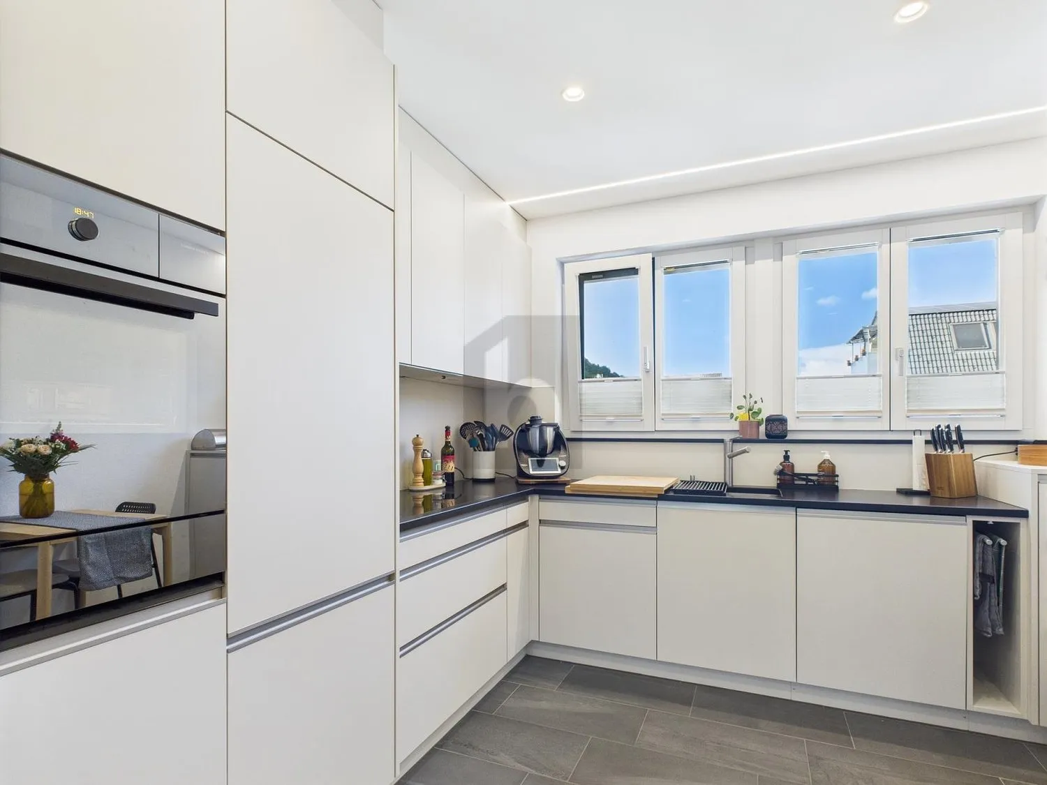 LICHTDURCHFLUTET MIT GROSSEM GARTEN & WHIRLPOOL