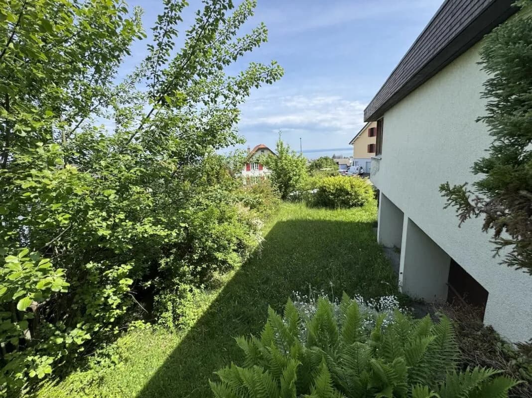 Villa mit Seesicht und mit separatem Bauland an sehr guter Lage.