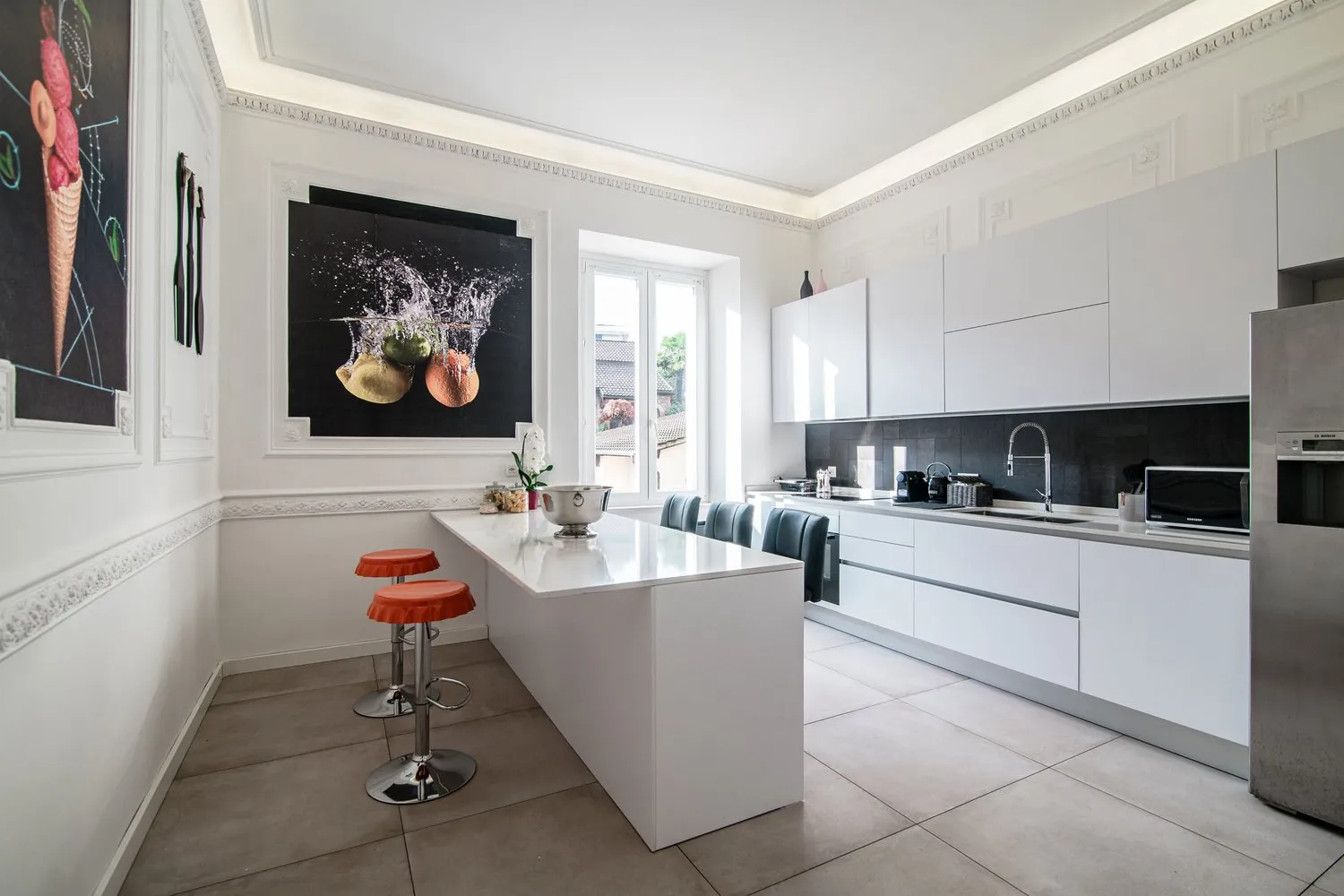 "Villa di Lusso a Lugano: Design Moderno e Vista Lago Mozzafiato" / "Luxuriöse Villa in Lugano: Modernes Design und Atemberaubender Seeblick"