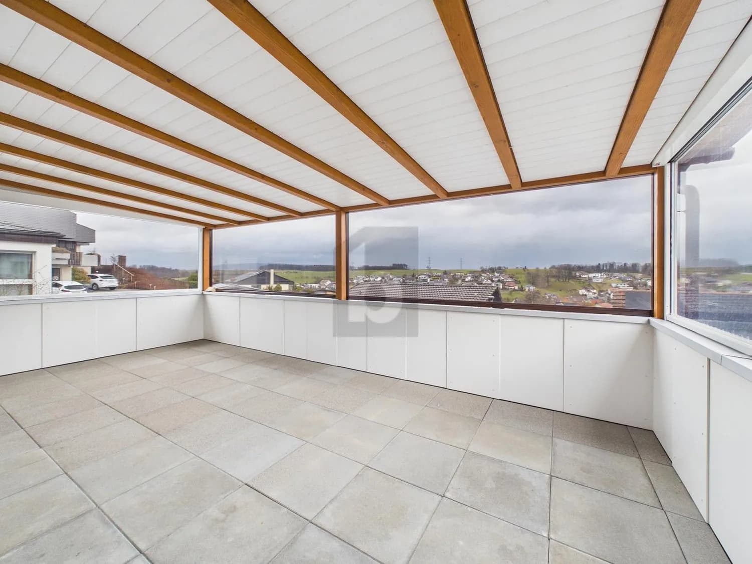 RIESIGER WINTERGARTEN MIT TRAUMHAFTER AUSSICHT