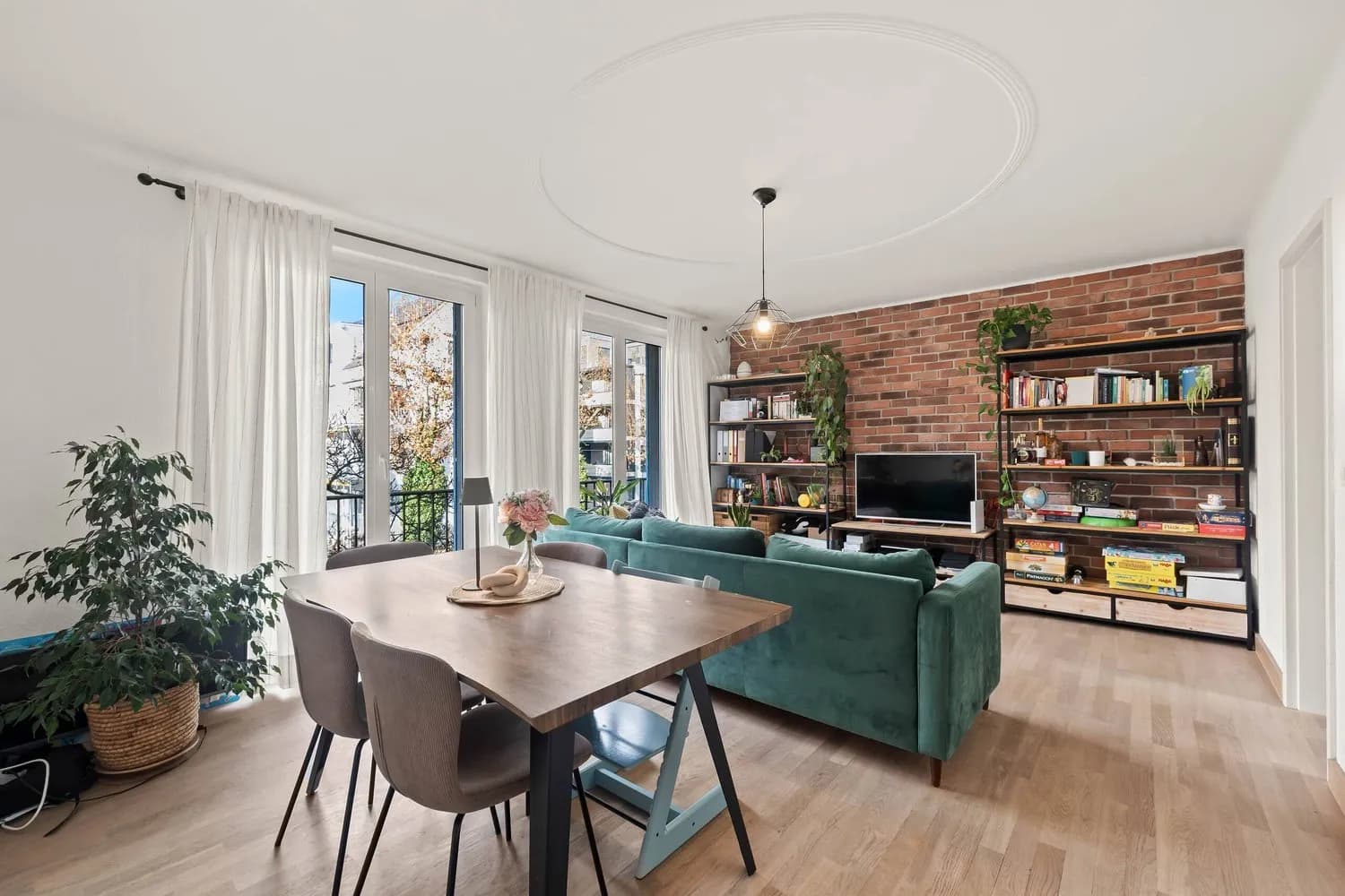 DURCHDACHTES RAUMKONZEPT IN ZÜRICH-WOLLISHOFEN