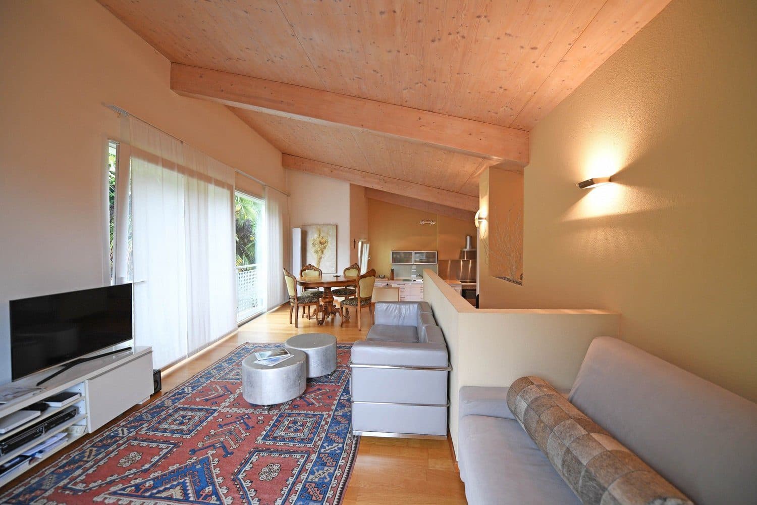 Renoviertes Haus in Contone bestehend aus Penthouse und zwei WohnungenCasa ristrutturata a Contone composta da attico e due appartamenti