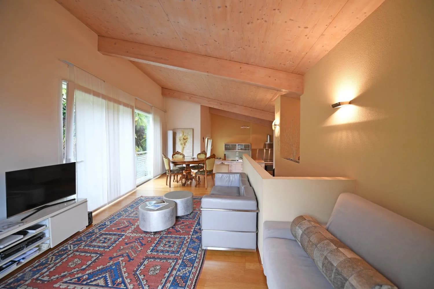 Renoviertes Haus in Contone bestehend aus Penthouse und zwei WohnungenCasa ristrutturata a Contone composta da attico e due appartamenti