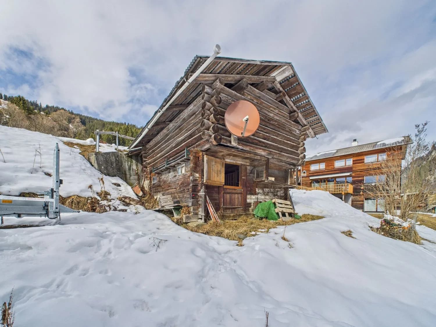 Charmantes 12-Zimmer-Einfamilienhaus mit Gewoelbekeller, Safien Platz