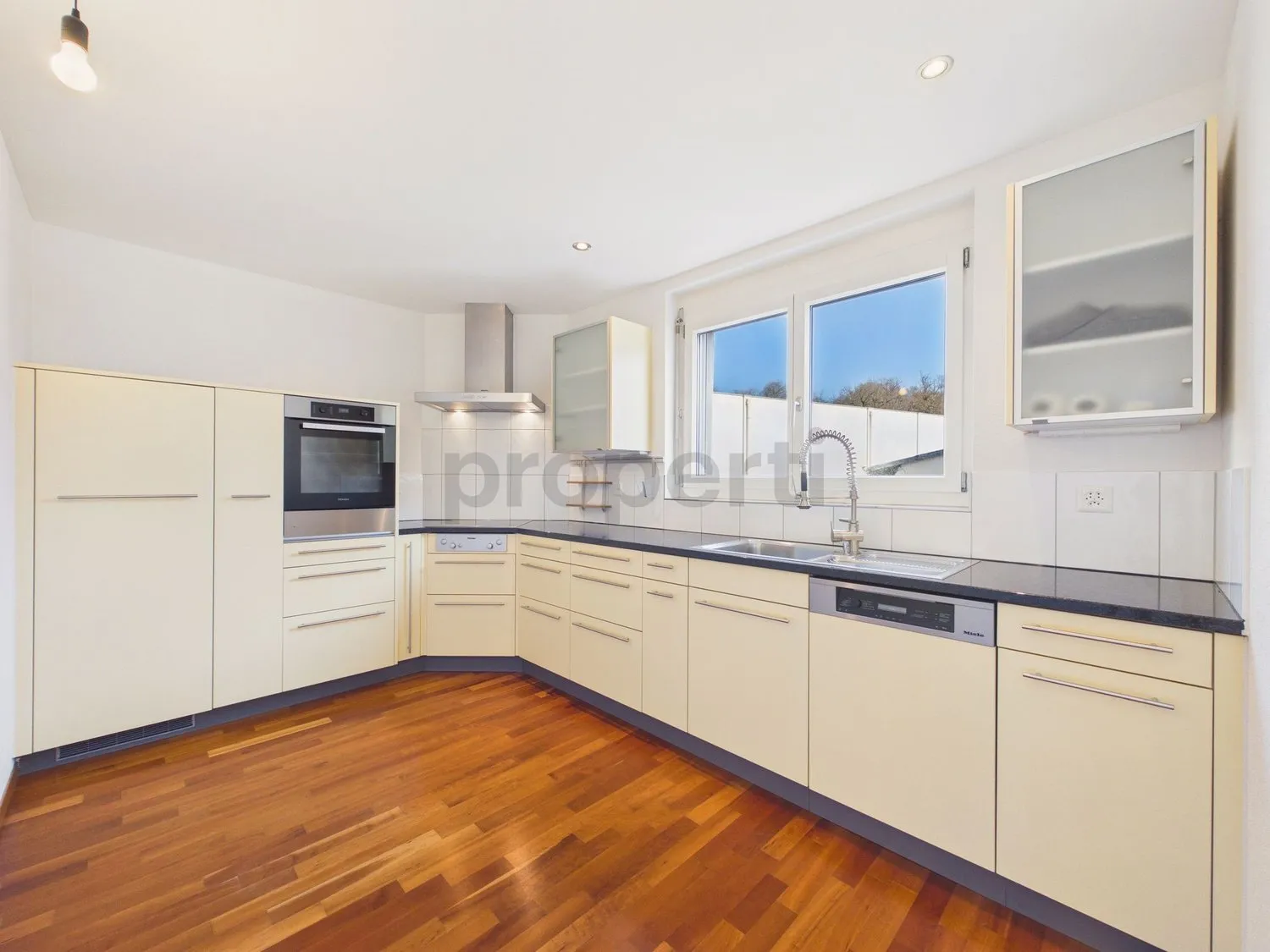 Moderne 4.5-Zimmer-Wohnung mit Rheinblick