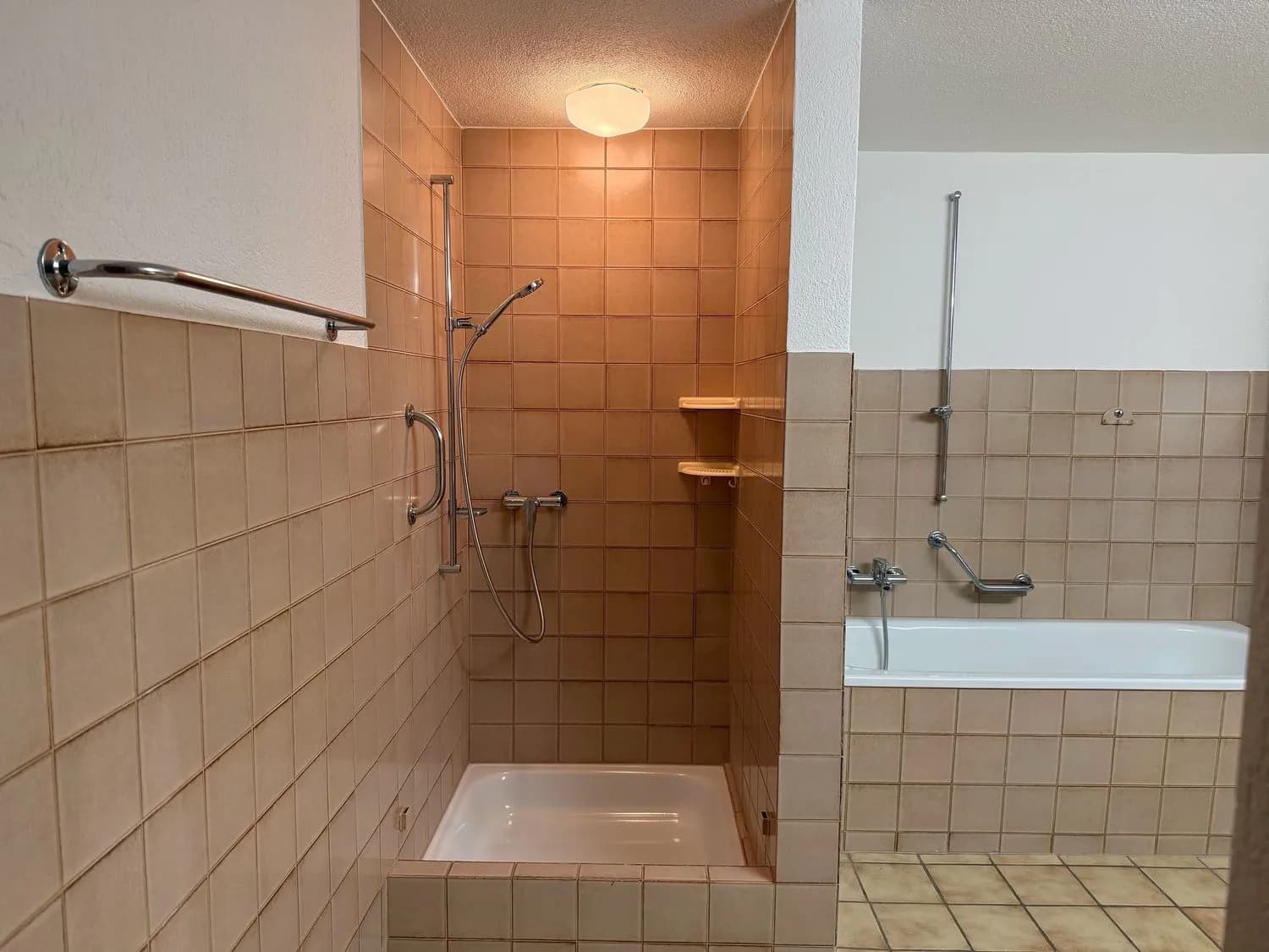 Modernisierte 4-Zimmer-Wohnung mit praktischem Parkplatz, Beggingen