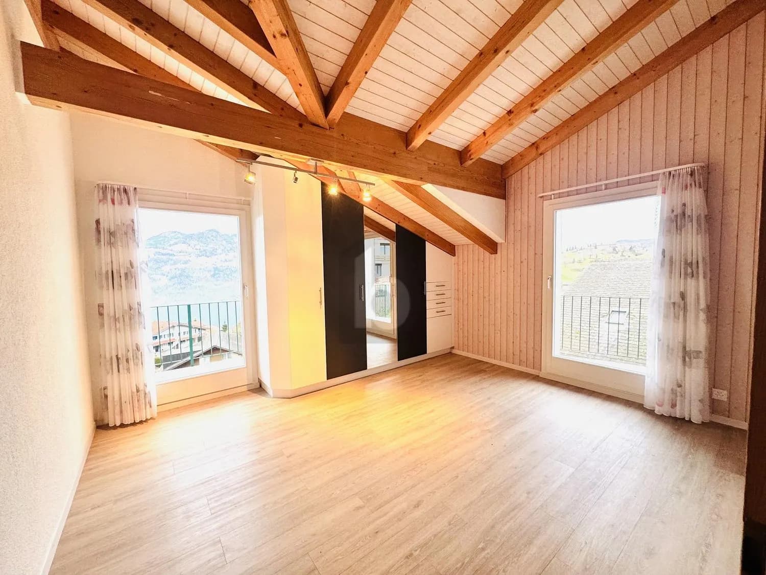 LICHTDURCHFLUTET MIT HERRLICHER AUSSICHT