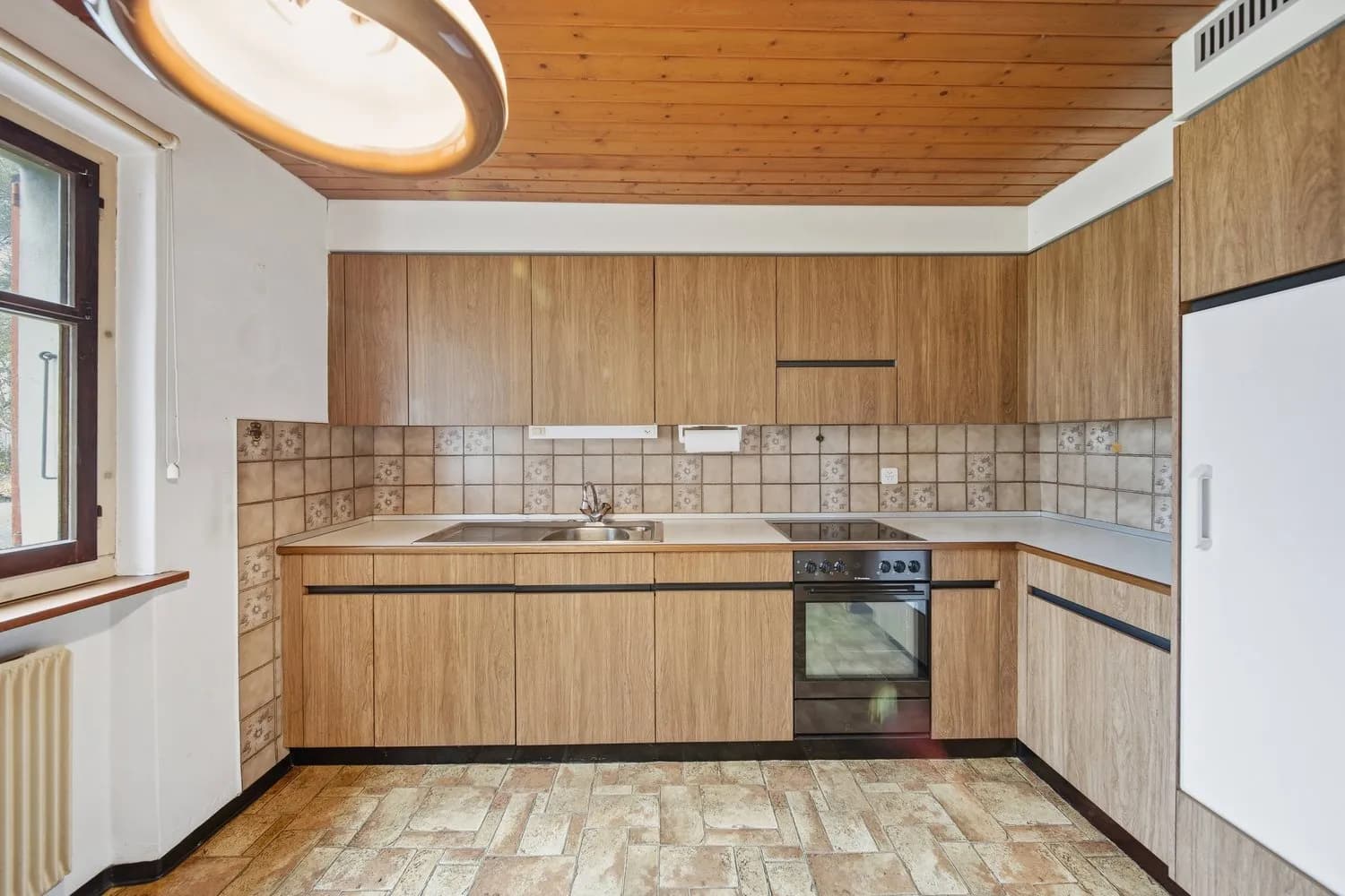 CHARMANTES 5.5-ZIMMER-EINFAMILIENHAUS IN RUHIGEM WOHNQUARTIER VON PIETERLEN.