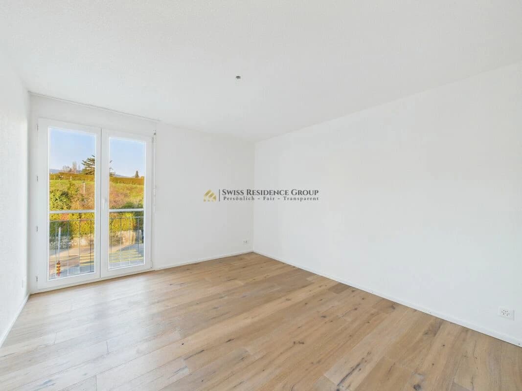 Moderne Wohnung mit Aussicht und Sonnenstrahlen