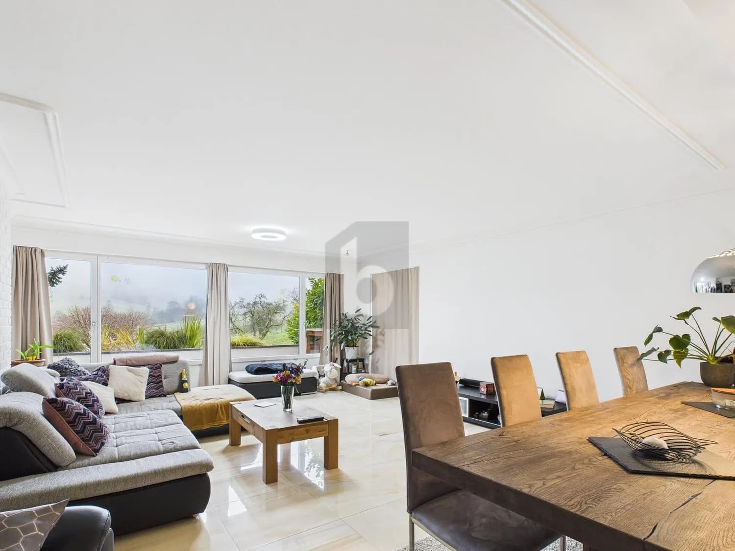 GEHOBENER STANDARD MIT SEHR GROSSEM GARTEN