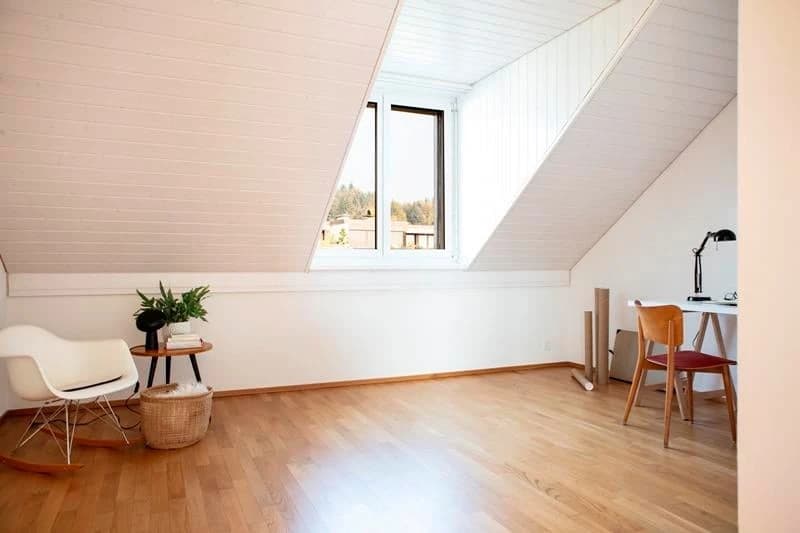 Ruhige Dachwohnung mit Loggia