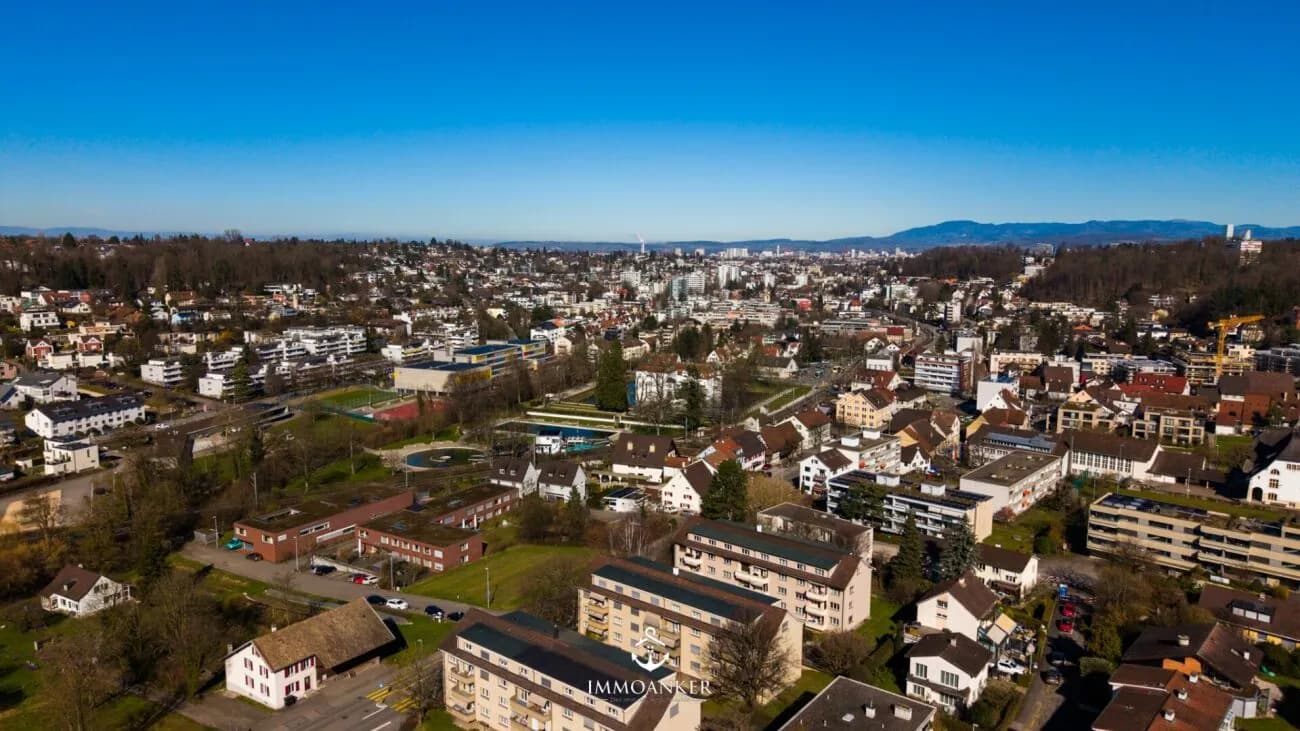 Lichtdurchflutete 4.5-Zimmer-Wohnung mit hoher Raumhöhe und Cheminée in Bottmingen