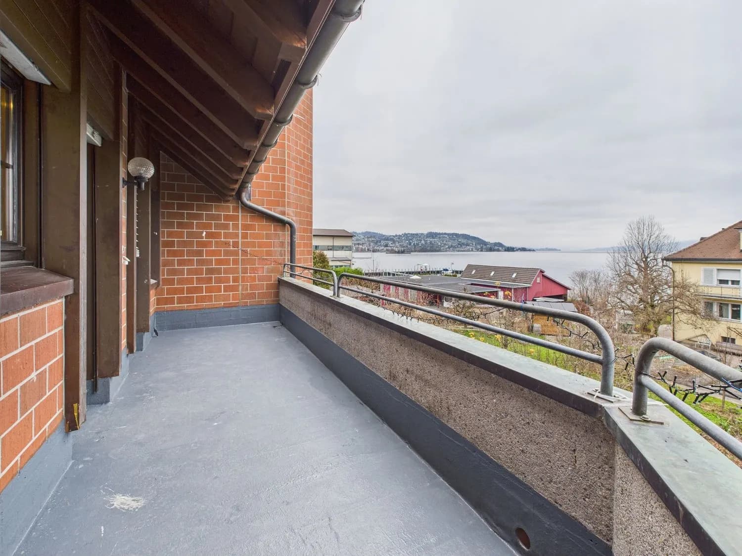 Grosszuegige 5.5-Zimmer Maisonette-Wohnung mit Seesicht in Freienbach