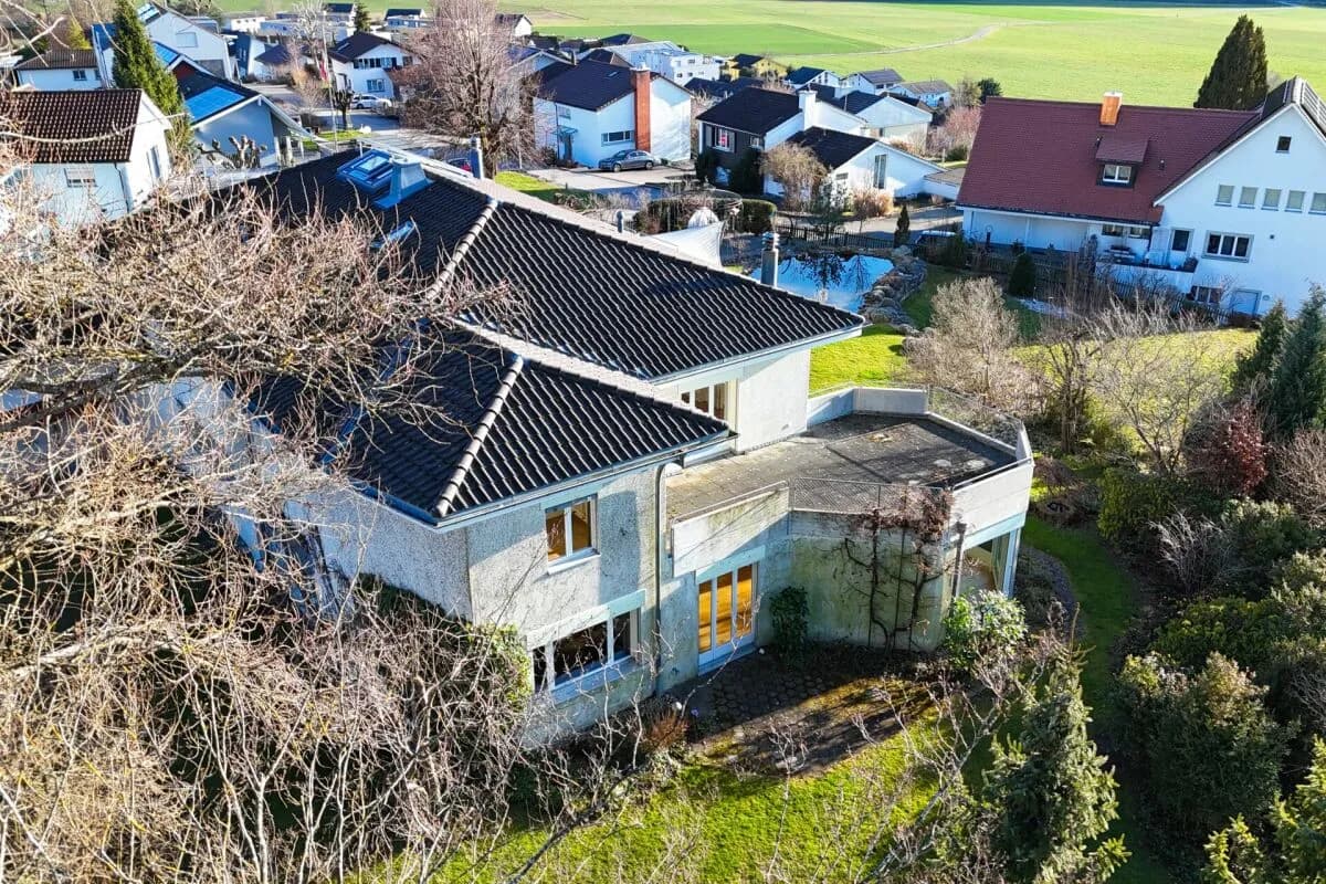 Grosszügiges 6-Zimmer Doppeleinfamilienhaus mit Landhauscharakter und sonnigem Garten in ruhiger Lage nahe Bern.