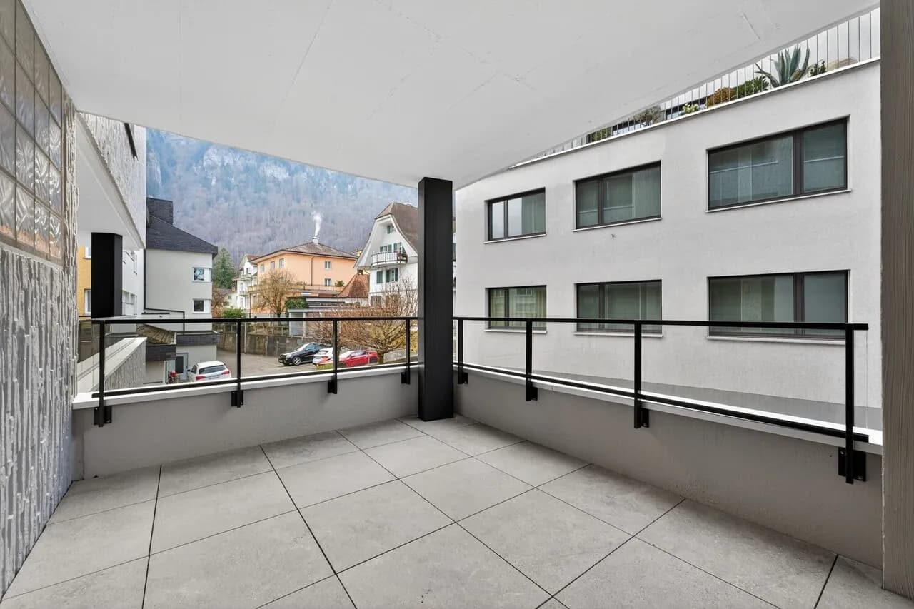 Erstvermietung: Kernsarnierte 3.5-Zimmer-Wohnung mit Berg & Seeblick