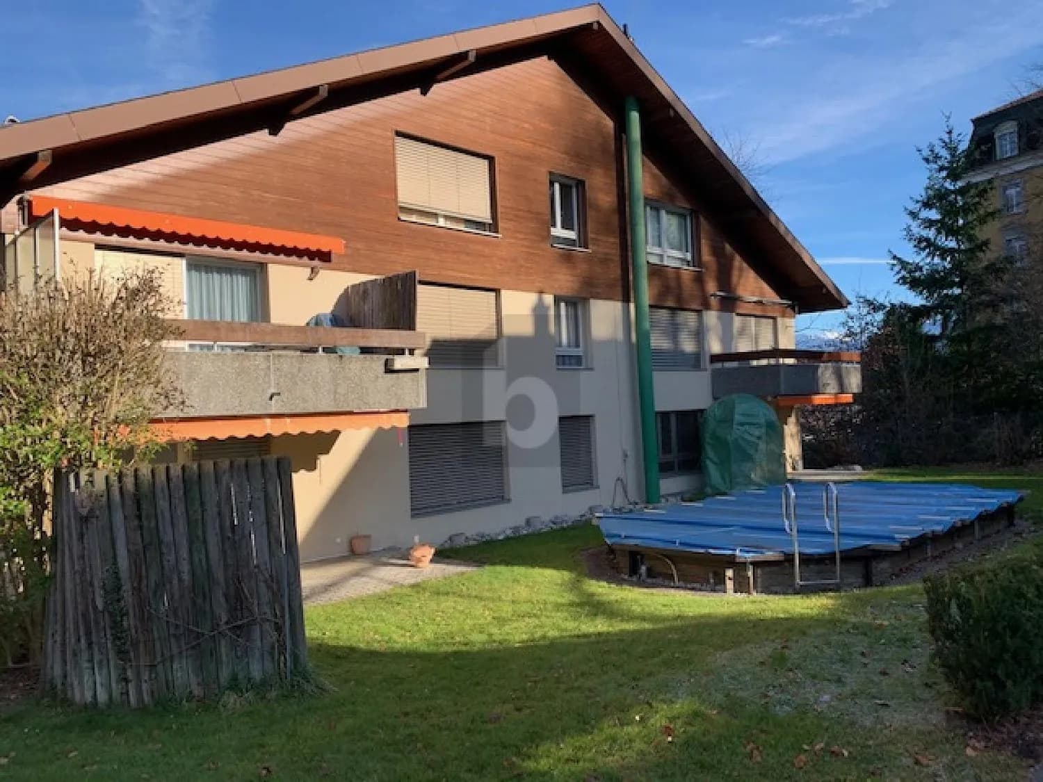 MIT CHEMINÉE UND SWIMMING POOL