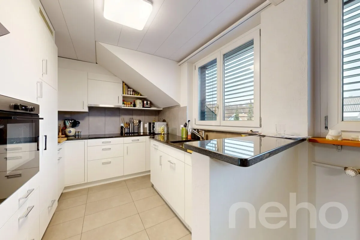 Grosszügige 5.5-Zimmer-Dachwohnung mit Weitsicht an ruhiger Lage