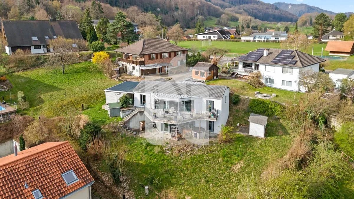 Freistehendes Einfamilienhaus mit Weitsicht, grossem Garten, Garagenbox und Carport