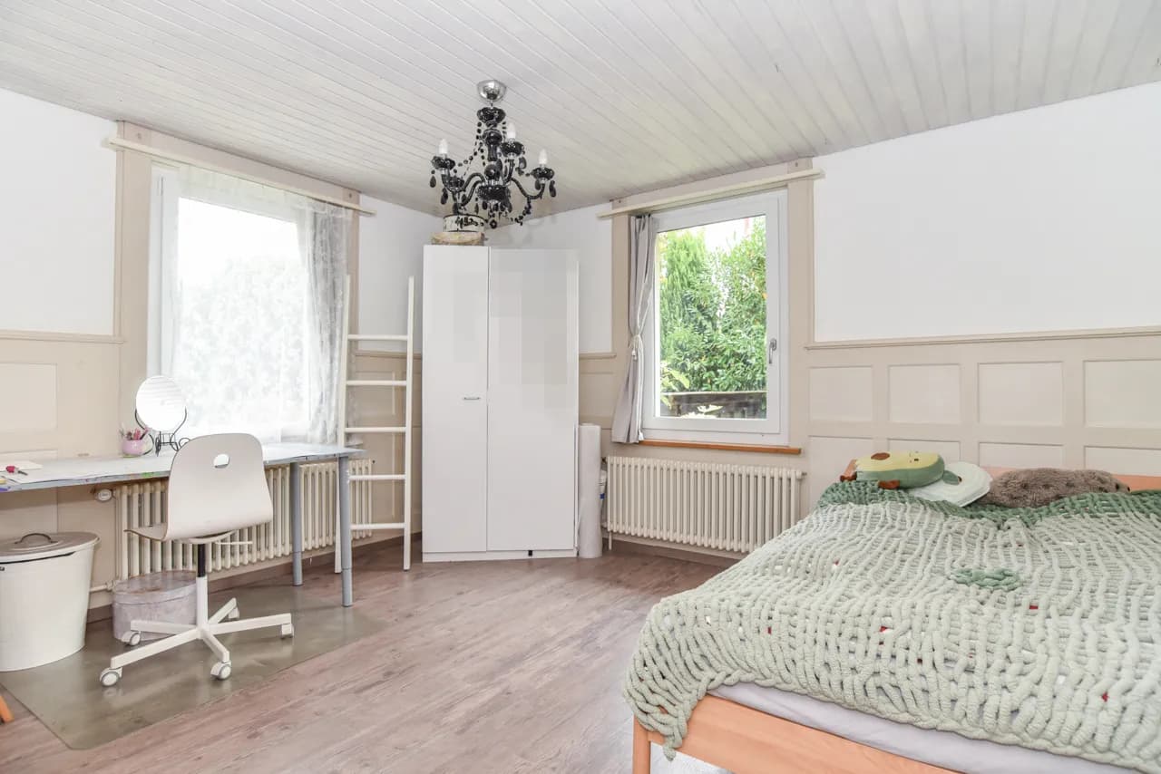 Renoviertes Zweifamilienhaus mit viel Platz und schönem Garten