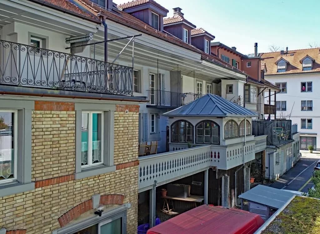 Gschichtsträchtigi Muure mit modernem Inneläbe ir Burgdorfer Autstadt