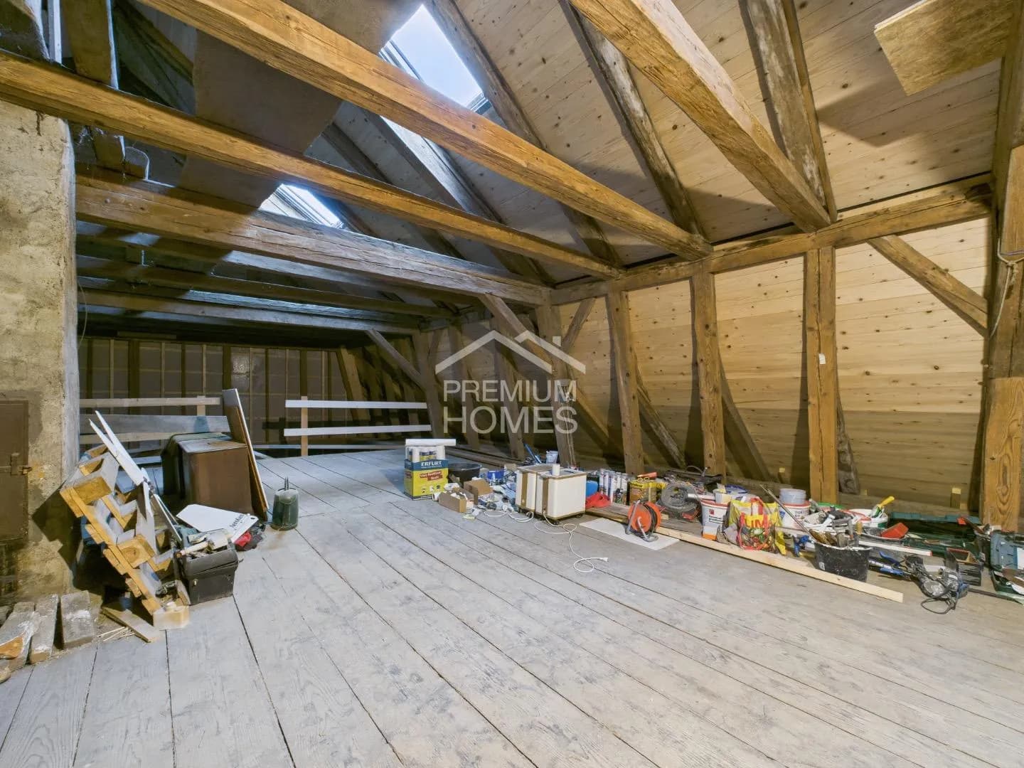 Vielseitiges Mehrfamilienhaus mit Ausbaupotenzial und bewilligter Erwe