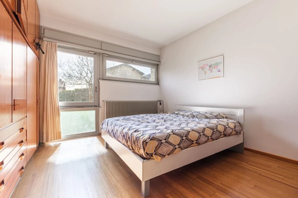 Villa mit grossem Grundstück und Landreserve (R2) / Villa con ampio terreno e riserva edificabile (R2) / Villa with large plot and development reserve (R2)