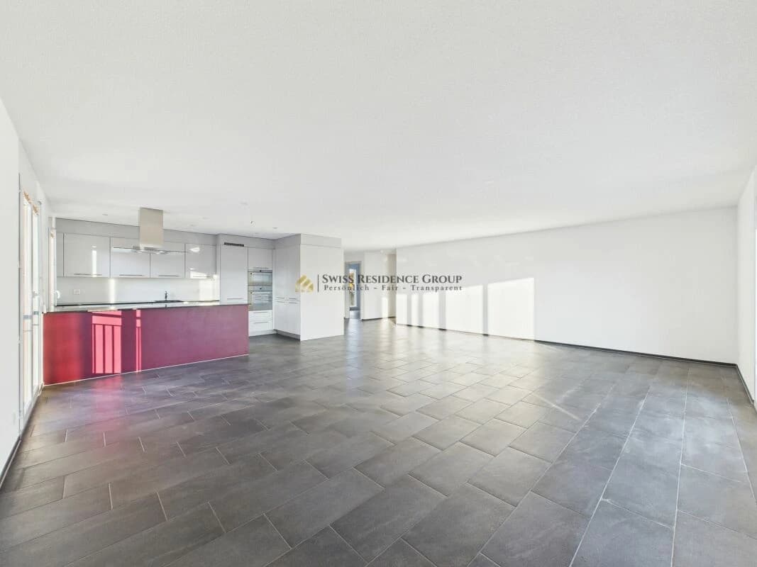 Moderne Wohnung mit Aussicht und Sonnenstrahlen