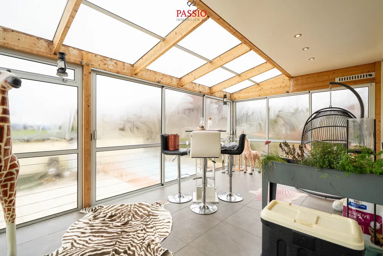 12-Zimmer 2-Familienhaus mit Pool & unverbaubarer Lage nahe Bern