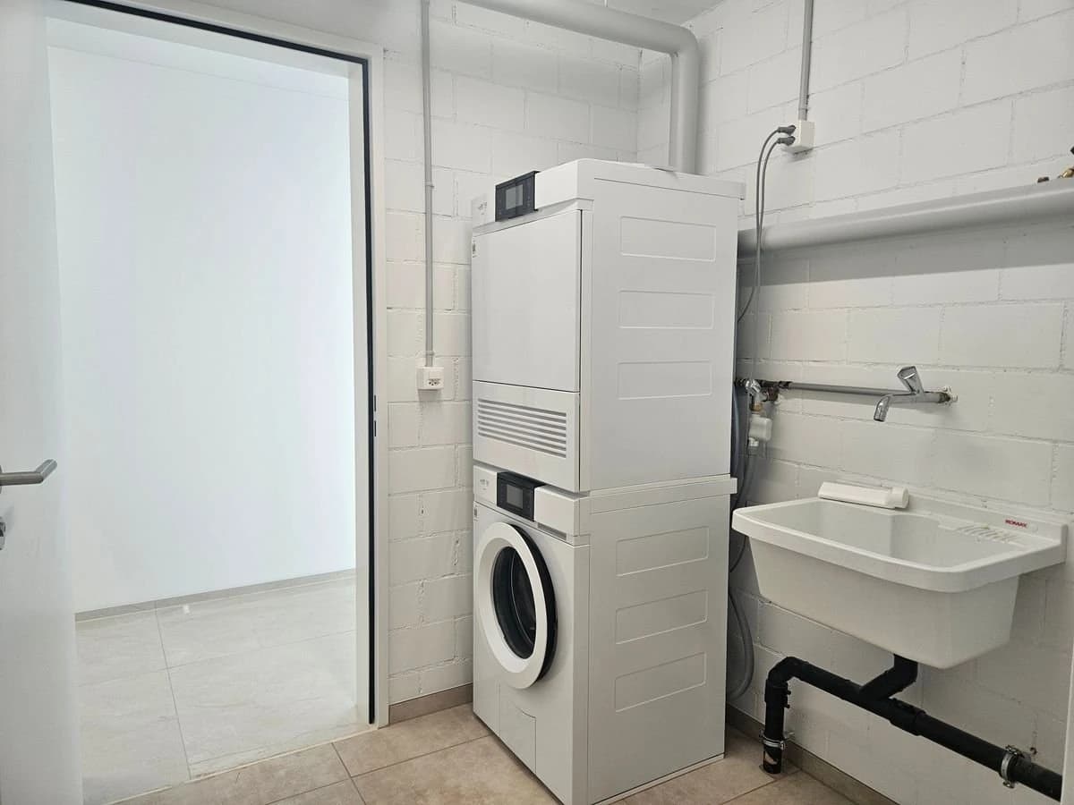 NEUBAU AN TOPLAGE MIT GROSSZÜGIGEM SITZPLATZ (40 M²) SOWIE EIGENER WASCHKÜCHE UND KELLER (17,4 M²). DIE WOHNUNG KANN AUF WUNSCH AUCH MÖBLIERT GEMIETET WERDEN.