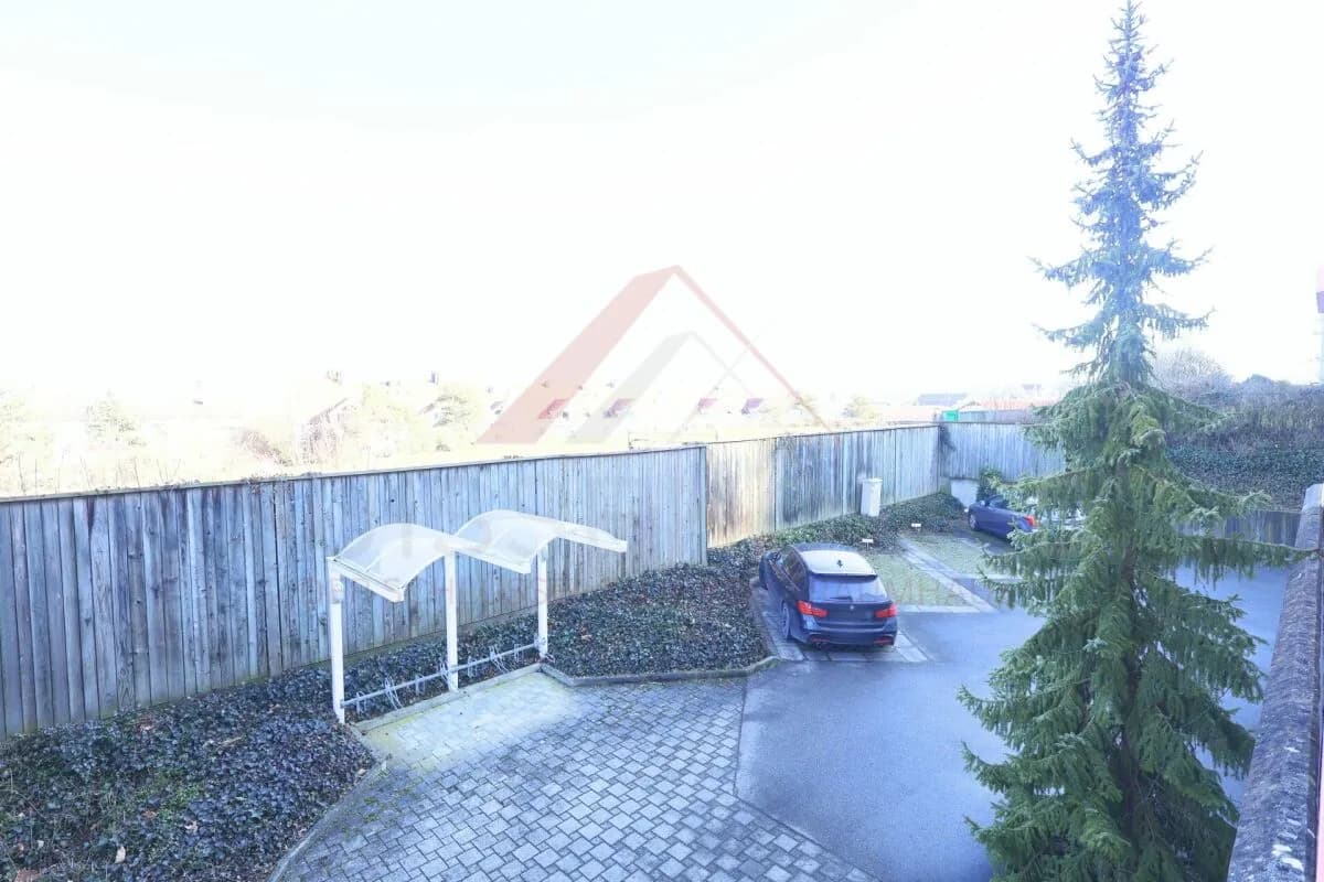 Moderne 4.5-Zimmer-Erdgeschosswohnung mit 36 m² Sitzplatz, Einzelgarage und stufenlosem Zugang in Studen BE