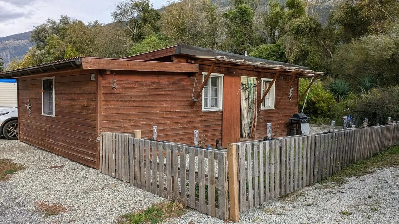 Charmantes 2.5-Zimmer-Campinghaus mit Sonnenterrasse in Raron VS