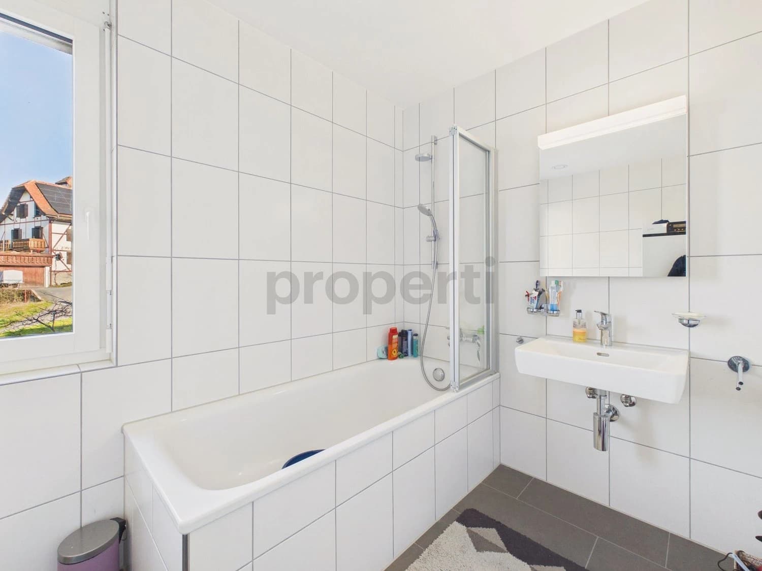 Elegante 2.5-Zimmer-Möblierte Wohnung mit Balkon, Ebikon