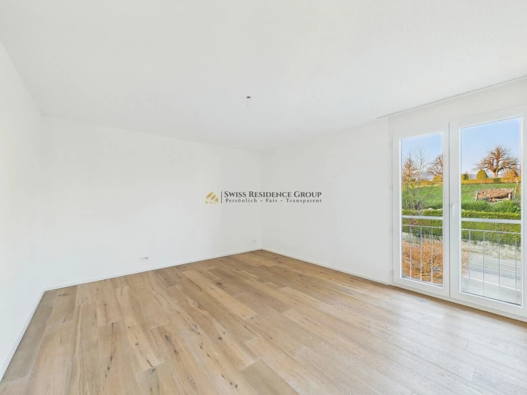 Moderne Wohnung mit Aussicht und Sonnenstrahlen