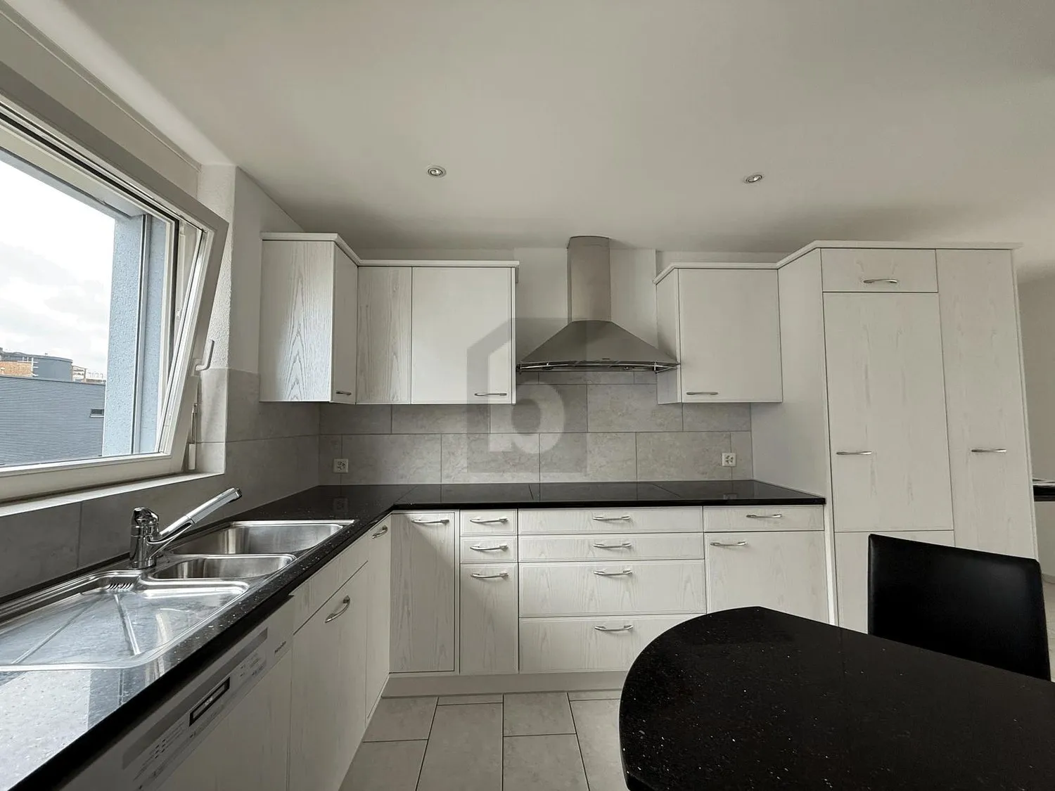 GROSSZÜGIG MIT BALKON UND VIEL TAGESLICHT!