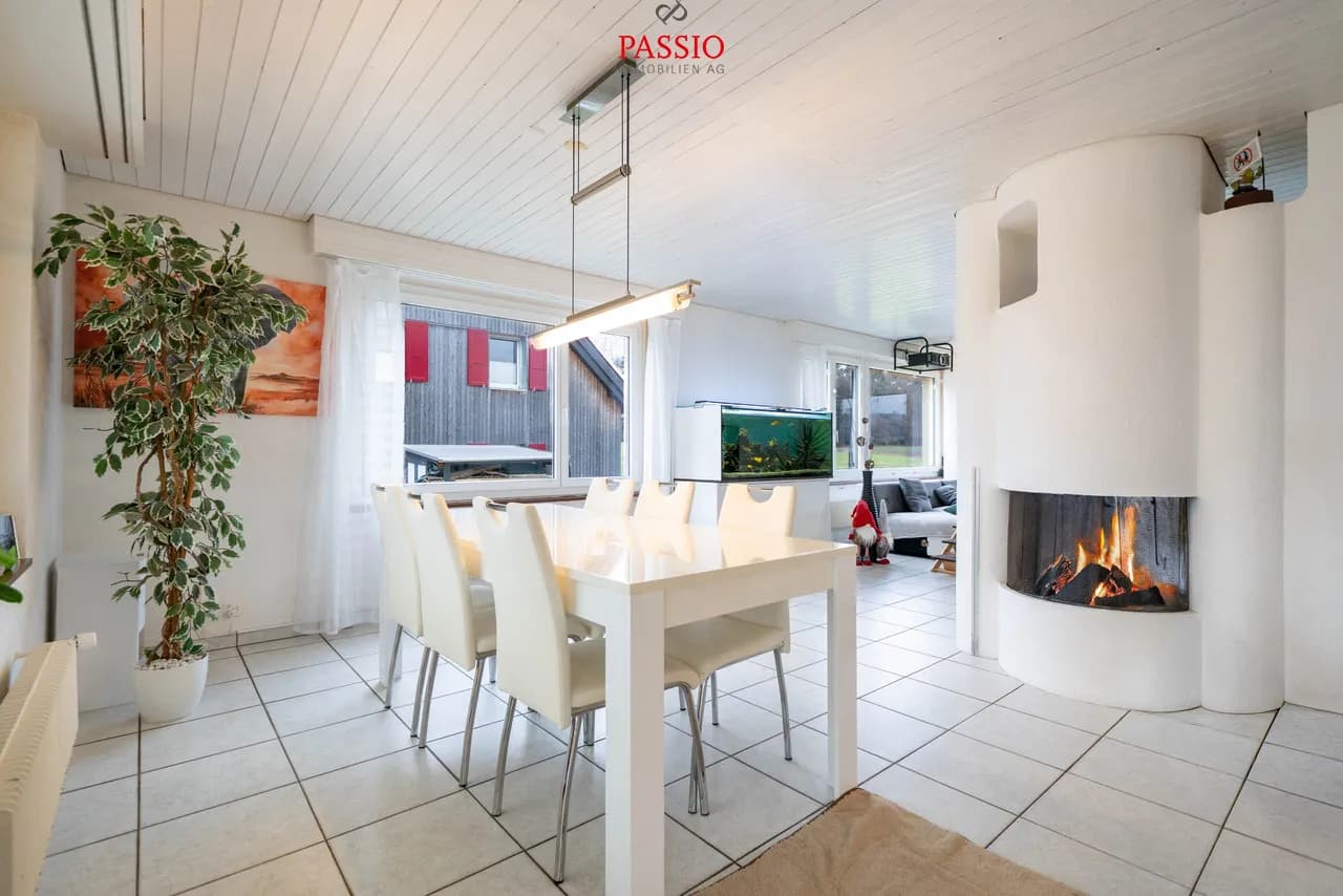 12-Zimmer 2-Familienhaus mit Pool & unverbaubarer Lage nahe Bern