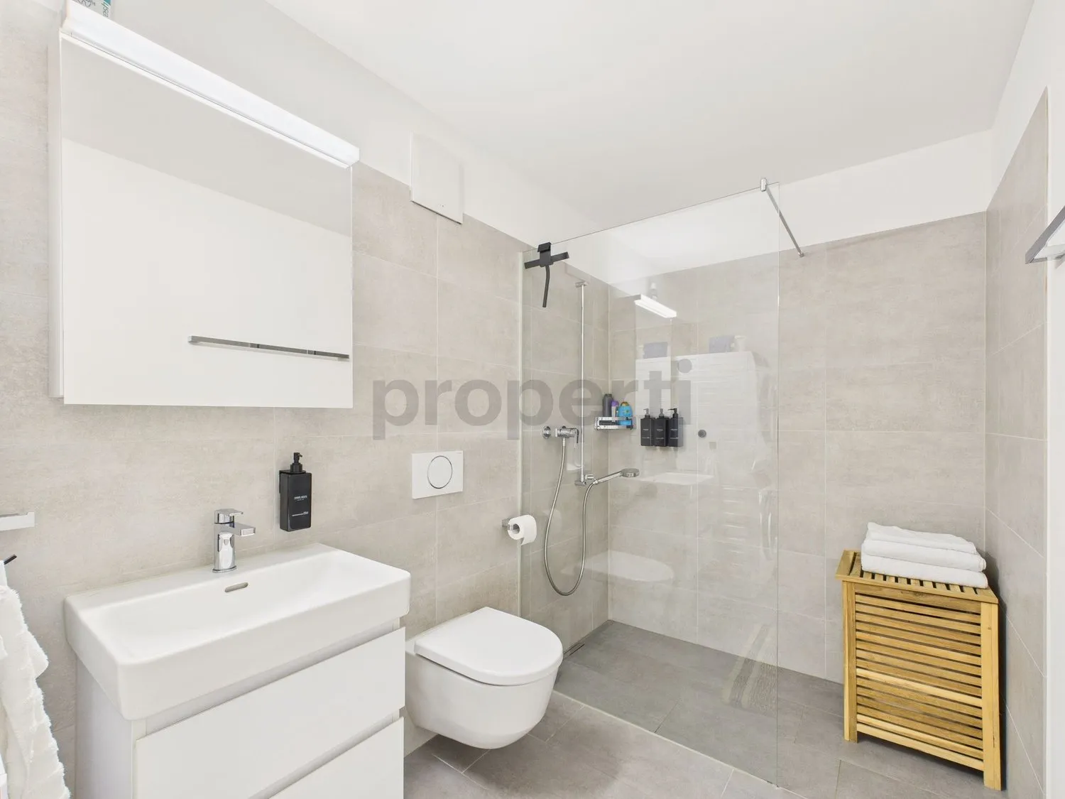 WEITBLICK MIT MODERNEM AUSBAU