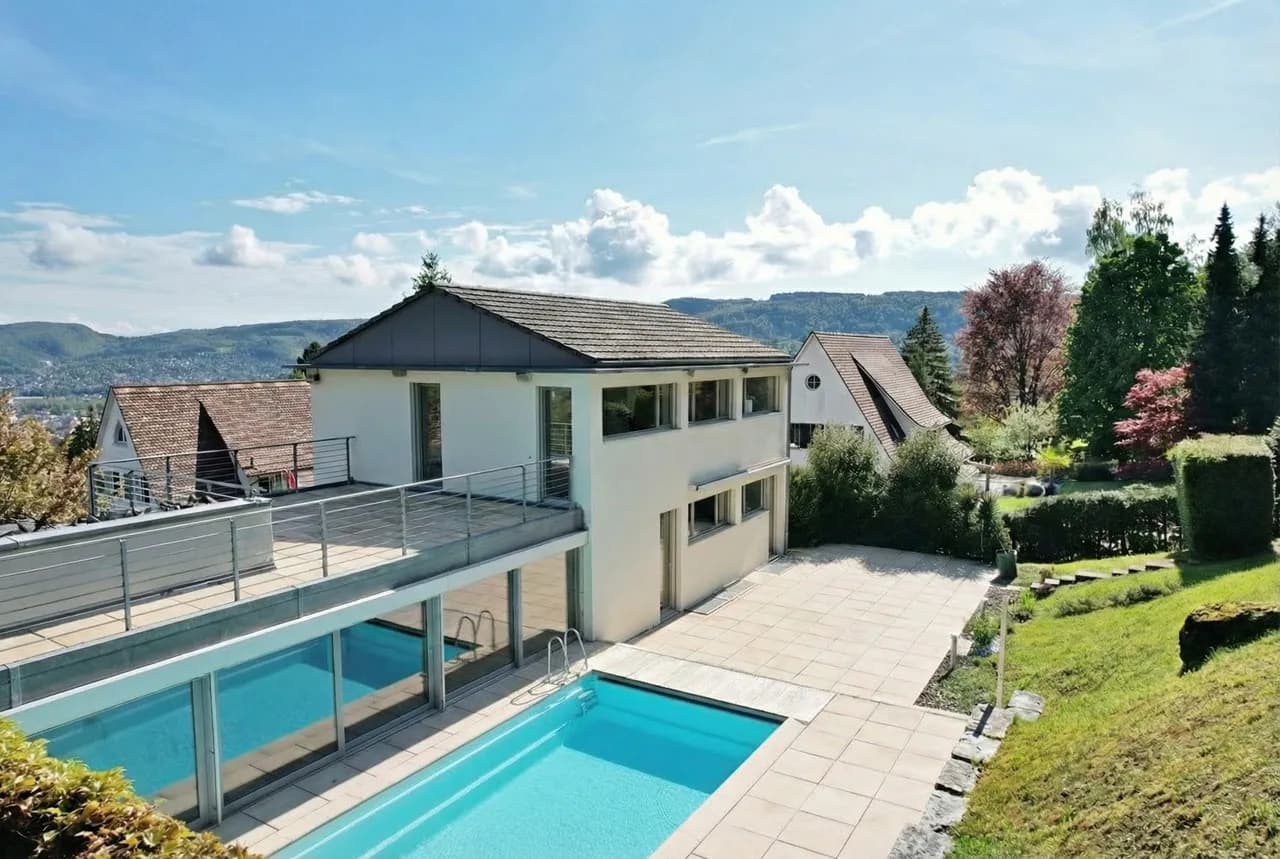 AUSSERGEWÖHNLICHE VILLA MIT BEHEIZTEM AUSSENPOOL UND PANORAMABLICK