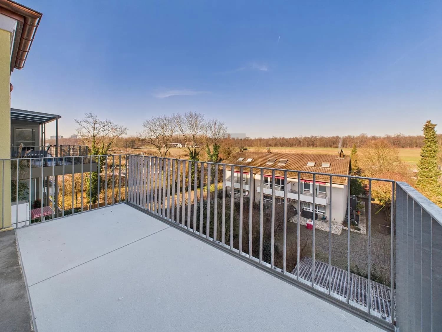 LICHTDURCHFLUTET MIT FREIEM BLICK