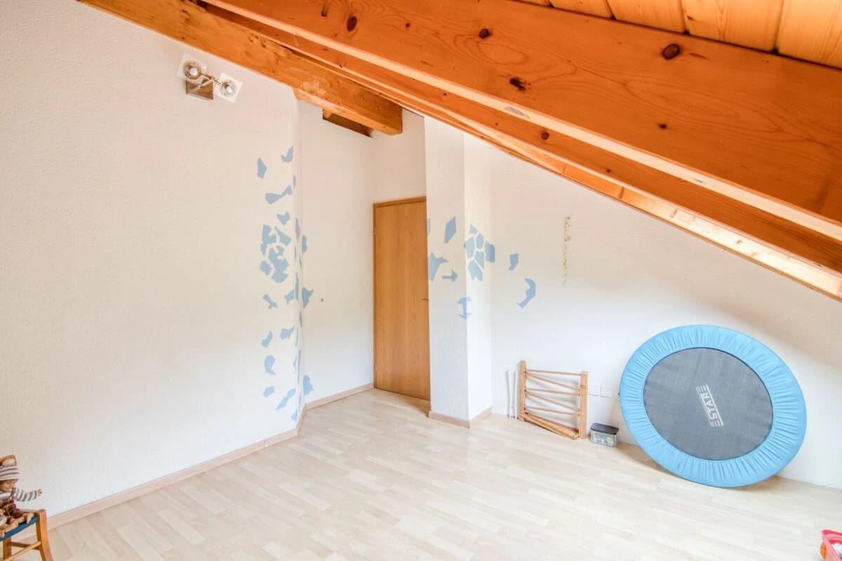 Grosszügiges 6.5-Zimmer-Einfamilienhaus mit Einliegerwohnung, Doppelgarage, 1'053 m² Gartenparadies und Weitsicht auf die Alpen