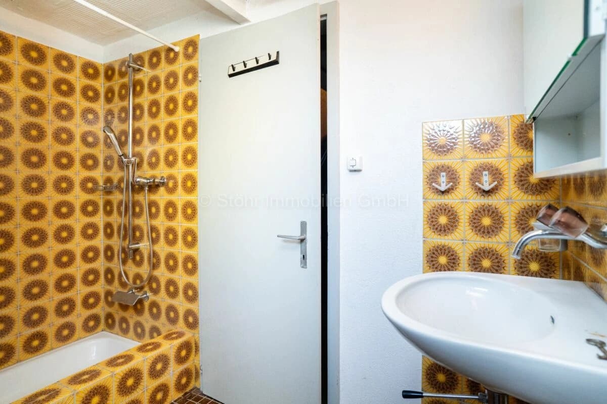 Charmantes 5.5 Zimmer Mittelhaus mit Potenzial an beliebter Lage