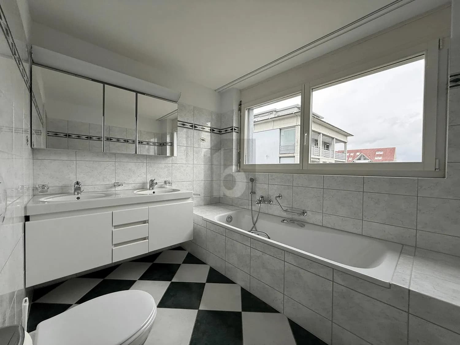 GROSSZÜGIG MIT BALKON UND VIEL TAGESLICHT!