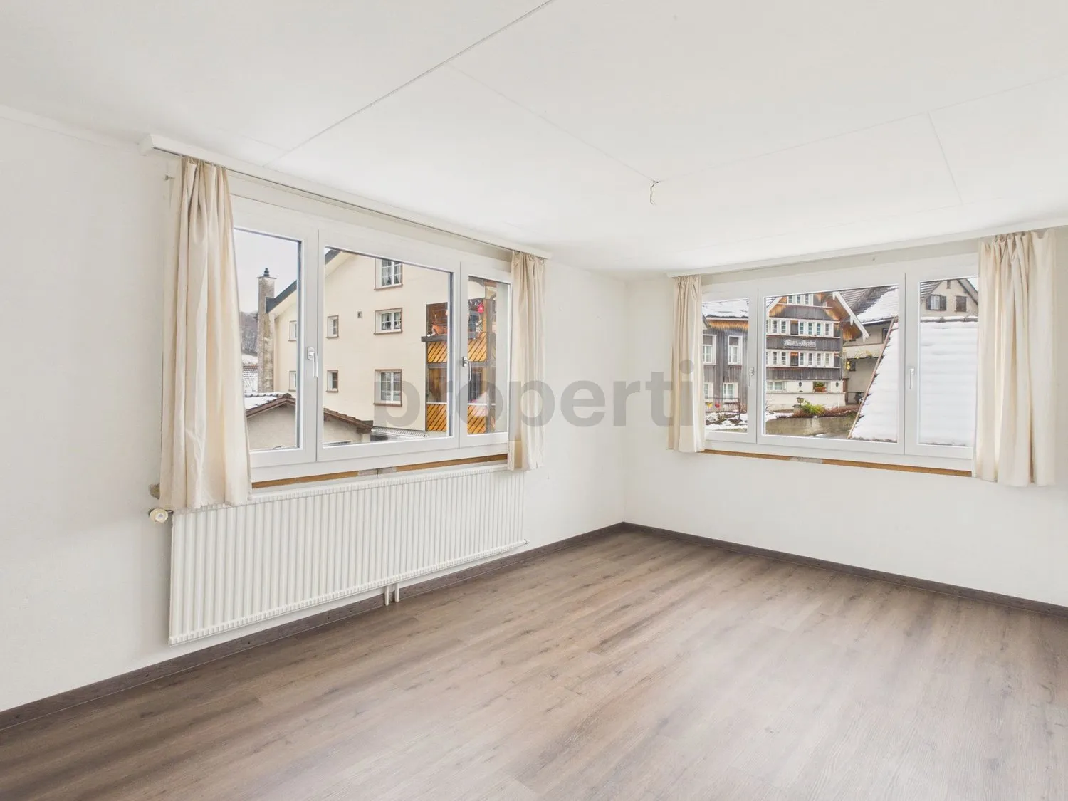 Grosszuegiges 7.5-Zimmer-Einfamilienhaus mit Balkon, Grub