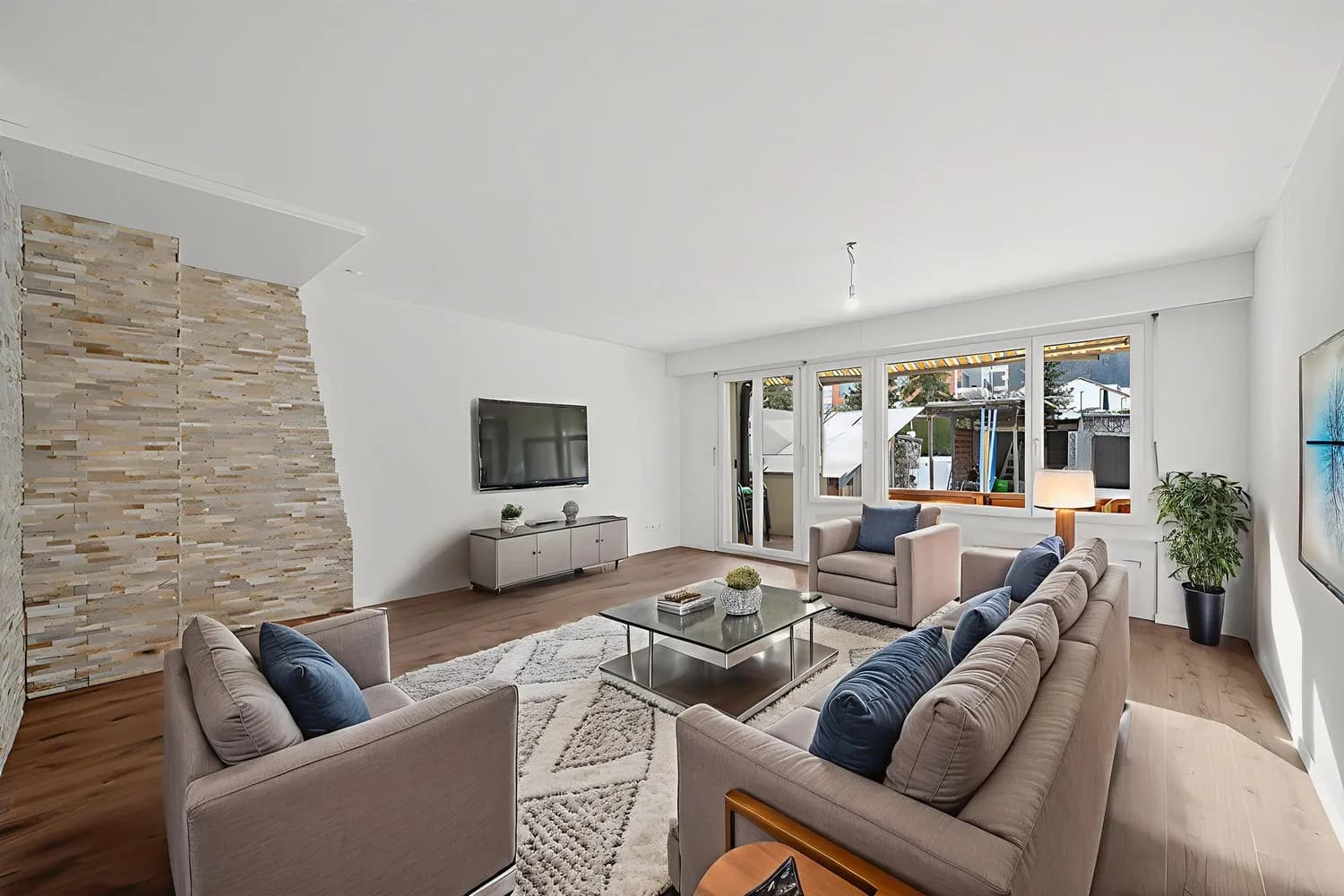 Familienidylle in Reichenburg SZ-ruhig, zentral und mit Bergblick