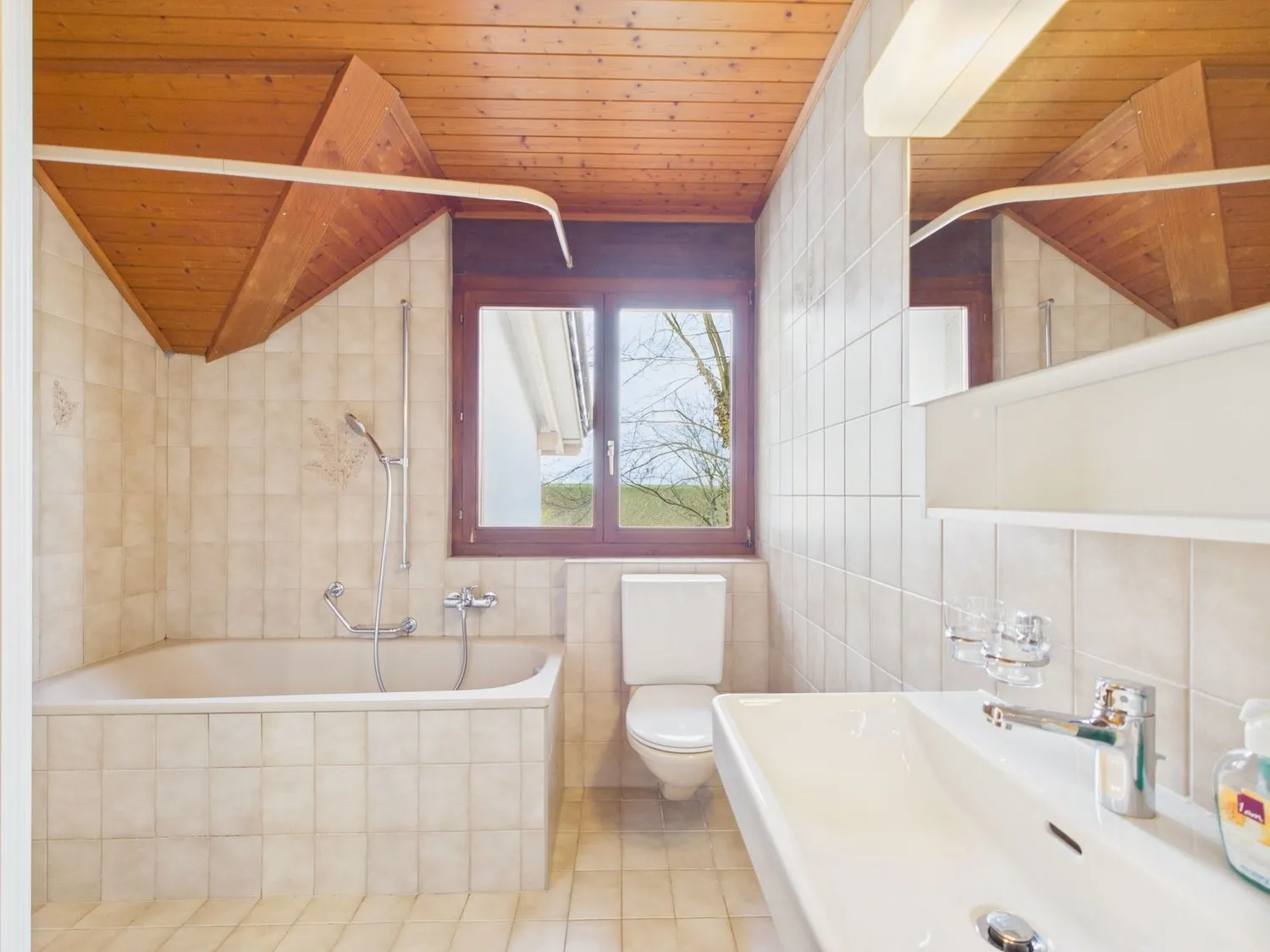 Geräumiges 4.5-Zimmer Mehrfamilienhaus mit herrlichem Ausblick ins Grüne in Münchenwiler